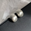 Pendientes de aro minimalistas en plata con acabado cepillado mate y diseño de forma C - Plata Cepillada Mate (WE759) / Plateado