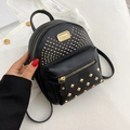 Mini zaino nero da donna con borchie dorate e spalline regolabili alla moda - Nero