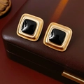 Dettaglio di orecchini vintage quadrati con cornice dorata e smalto nero su pelle - Orecchini (Ago d'argento - Oro)