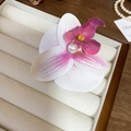 Elegant white lily hair claw with pink gradient petals and a pearl center in a wooden box - 35 Duckbill Clip - White - Small