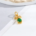 Détail d'un pendentif figurine en or avec une émeraude verte poire et de l'oxyde de zirconium - Petite Fille - Cœur Vert