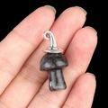 Ciondolo a fungo in pietra naturale grigio scuro con gancio in metallo argento - Cappuccio Nero Fucile / Larvikite