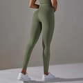 Detalle de leggings de yoga sin costuras de cintura alta con textura de nido de abeja verde oliva - S / Verde Militar