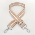 Detail eines verstellbaren Nylon-Schultergurts mit beigem Pfeilmuster und Silberhaken - Khaki Silberne Schnalle