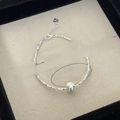 Makroaufnahme von S925 Sterlingsilber Perlenarmband mit Katzenauge in einer Schmuckbox - S925 Zerkleinertes Silber Katzenauge Perle Stil / Silber