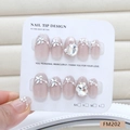 Franse cat-eye plaknagels met sprankelende steentjes en parels op displaykaart - XS