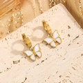 Eleganti orecchini a farfalla dorati con inserto in conchiglia su supporto in pietra - Orecchini a Farfalla / Oro