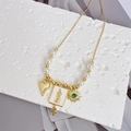 Dettaglio della collana placcata oro 18 carati con San Benedetto, perle e sole ciondolo - Stile 1