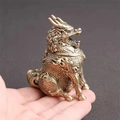Makro-Detail des antiken Bronze-Miniatur-Kylin-Räuchergefäßes, das die kleine Größe zeigt - Große Drachenkopf-Figur