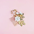 Peigne à cheveux de mariée doré avec fleurs blanches et perles sur fond rose - Petit peigne à cheveux / Blanc