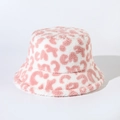 Detailaufnahme der weichen rosa Leoparden-Plüschtextur dieses winterlichen Anglerhutes - M (56-58cm) / Rosa