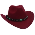 Detail van bordeauxrode vilten cowboyhoed met turquoise studs op zwarte leren band - M (56-58cm) / Wijnrood (Cowboy Turkoois)