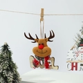 Dettaglio di renna in feltro con base in legno Noel appesa a una corda natalizia rustica - Renna (NOEL)