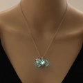 Collana con ciondolo Husky siberiano luminoso con luce blu-verde su un manichino - Argento + Luce Blu-Verde