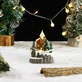 Dettaglio di una casetta di Natale a LED con campanile e mini albero di Natale decorato - Albero di Natale