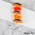 Modello realistico di spiedino di salmone e verdure per esposizione di cibo giocattolo - Grande Spiedino Barbecue - Peperone Verde e Fette di Pesce