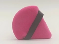 Piumino da trucco rosa a ventaglio con cinturino nero su sfondo bianco puro - Rosa Rossa