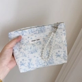 Dettaglio borsa in tessuto floreale con conigli e tracolla di perle elegante - Base Bianca Foglie Blu Coniglio