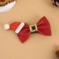 Dettaglio molletta natalizia in finta pelle rossa con paillettes dorate e mini cappello natalizio - Fermaglio per capelli in pelle con cappello di Babbo Natale