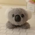 Schattige pluche koala magneet op laptop toetsenbord, grijze zachte vacht textuur details - Koala