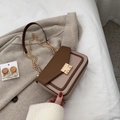 Bolso bandolera retro bicolor marrón oscuro y beige con cadena dorada y elegante - café