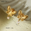 Detailansicht der goldenen Schmetterlingsohrringe mit rosa Perlen und Größenangaben - Schmetterling Rosa Perle Stil (NMSE-C447-1)