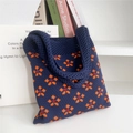 Dettaglio della borsa in maglia blu scuro con ricamo floreale arancione in morbida lana - Fiore a Cinque Petali / Blu navy