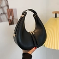 Sac hobo croissant en cuir noir minimaliste avec détails dorés et double fermeture - Noir
