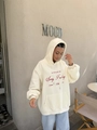 Oversized κρεμ φούτερ με κουκούλα και κόκκινο τύπωμα Sorry I'm Busy σε street style εμφάνιση - S / Λευκό (Λεπτό)