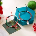 Dettaglio di braccialetti magnetici natalizi intrecciati con ciondoli smaltati di Babbo - Babbo Natale e Pupazzo di Neve