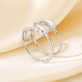 Macro-opname van zilveren veiligheidsspeld ring op een champagnekleurige zijden achtergrond - US 6 / Veiligheidsspeld Stijl (KR111063-K) / Zilver