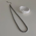 Dettaglio della collana di perle grigie con perle lucide e catena di estensione in metallo - Collana di perle da 6mm