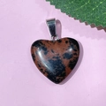 Pendentif cœur en pierre naturelle 20mm avec fermoir argenté sur fond rose - 31-Pierre Cygne Doré