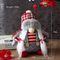 Gnomo di Natale senza volto con cappello a scacchi rosso e bianco e tuta grigia decor - Stile treccia