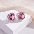 Pendientes de plata con una piedra preciosa rosa redonda y un halo de diamantes brillantes - Rosa Roja