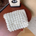 Detalle de textura de burbujas blancas en un neceser de lona portátil de gran capacidad - Beige burbuja