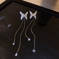 Elegante silberne Schmetterlings-Ohrringe mit Quasten und Kristallen auf schwarzer Box - Silberner Strass Schmetterling Lange Quaste (46# Silver Earring Post)