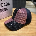 Detailaufnahme von rosa und schwarzen Strasssteinen auf der modischen Baseballkappe - Erwachsenengröße (Verstellbar) / Schwarz (Schwarz-rosa Strasssteine)