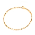 Minimalistische 18k vergulde roestvrijstalen schakelarmband op witte achtergrond - 3mm Gouden Armband