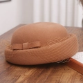 Nahaufnahme brauner Pillbox-Hut aus Wolle mit elegantem Netzschleier und Schleife - M(56-58cm) / Camel