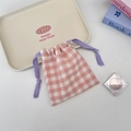 Rosa und weiß karierter Kordelzugbeutel mit lila Schnüren auf einem weißen Schreibtisch - Rosa Gingham Lila Kordel