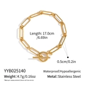 Detail van de gouden paperclip kettingarmband met OT-sluiting en productafmetingen - Paperclip Armband (YYB025140)