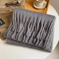 Écharpe épaisse en mohair gris à franges avec blazer beige pour un style chic décontracté - Gris clair