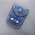Handgefertigte Boho-Perlentasche mit blauem Evil-Eye-Muster und Blumendetails - Blauer Böser Blick