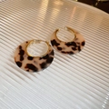 Chique schildpad-acryl oorringen met gouden metalen accenten op glasoppervlak - 5# Oorsluiting - Lichtkoffie