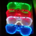 Set di quattro occhiali LED a persiana nei colori verde, rosso, bianco e blu - Occhiali Shutter a Luce Fredda