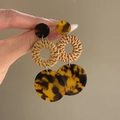Détail de boucles d'oreilles géométriques en résine avec rotin tressé et motif écaille - 17# Anneau en Rotin Tissé et Écaille de Tortue (Tige en Argent)