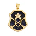 Pendentif bouclier doré avec incrustation bleue et détails étoile-flèche sur fond blanc - Bouclier à Base Bleue