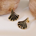 Nahaufnahme der Vintage Fächer-Ohrringe mit schwarzer Emaille und Gold-Titanstahl - Schwarz