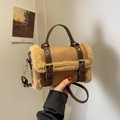 Kleine Umhängetasche aus braunem Kunstpelz mit Lederbesatz und Gold-Hardware - Braun